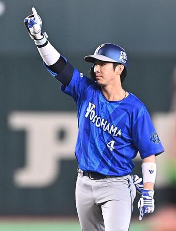 ３回、中前２点適時打を放ちポーズを決める度会（撮影・開出牧）