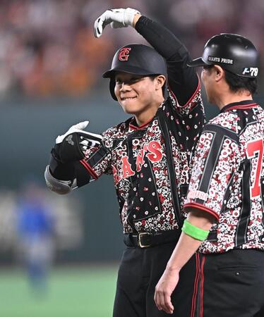 ６回、左前２点適時打を放ちポーズを決める佐々木（撮影・開出牧）