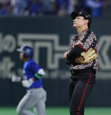 ２回、宮下（左）に先制の満塁本塁打を浴びた竹丸