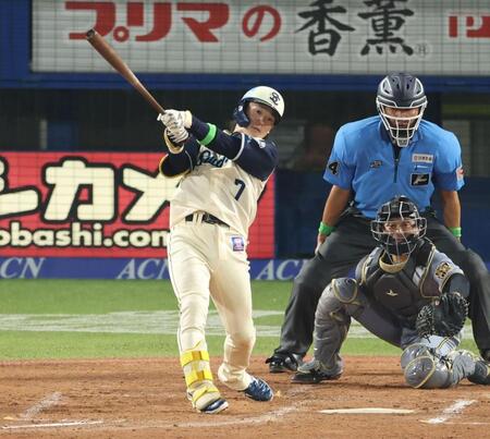 ２回、中前に逆転２点適時打を放つ長岡（撮影・金田祐二）
