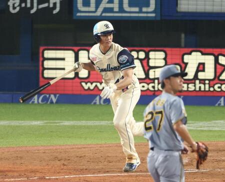 ２回、適時二塁打を放つ高橋（撮影・金田祐二）