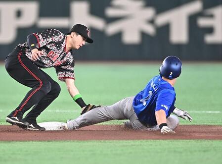 １回、二盗に失敗した牧（右）。遊撃手・泉口（撮影・開出牧）
