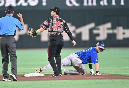 １回、二盗に失敗した牧（右）。遊撃手・泉口（撮影・開出牧）