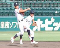 　守備練習で軽快な動きを見せる有明・実田