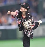 始球式を務める横田真悠（撮影・開出牧）