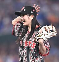 始球式を務め弾ける笑顔の横田真悠（撮影・開出牧）