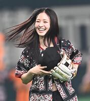 始球式を務め笑顔を輝かせる横田真悠（撮影・開出牧）