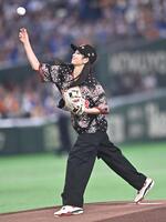 始球式を務める横田真悠（撮影・開出牧）