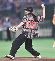 始球式を務める横田真悠（撮影・開出牧）