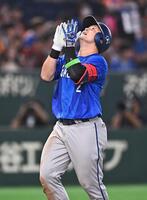 ３回、左越えソロを放ち天を仰ぐ牧（撮影・開出牧）