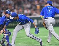 ８回、山瀬の送りバントのピッチャーフライを落球するマルセリーノ（中央）＝撮影・開出牧