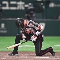 ８回、空振り三振に倒れた代打・坂本勇（撮影・開出牧）