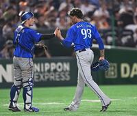 ８回、代打・坂本を空振り三振に仕留め松尾（左）とタッチを交わすマルセリーノ（撮影・開出牧）
