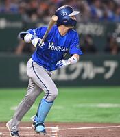 ３回、中前２点適時打を放つ度会（撮影・開出牧）