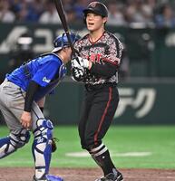 ８回、空振り三振に倒れた佐々木（撮影・開出牧）