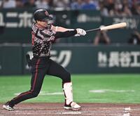 ６回、中前適時打を放つ松本（撮影・開出牧）