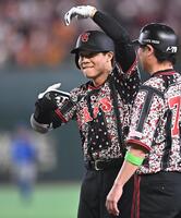 ６回、左前２点適時打を放ちポーズを決める佐々木（撮影・開出牧）