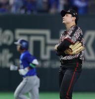 ２回、宮下（左）に先制の満塁本塁打を浴びた竹丸