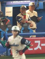 ベンチで厳しい表情の池山監督（撮影・金田祐二）