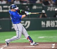１回、左前打を放つ牧（撮影・開出牧）