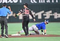 １回、二盗に失敗した牧（右）。遊撃手・泉口（撮影・開出牧）