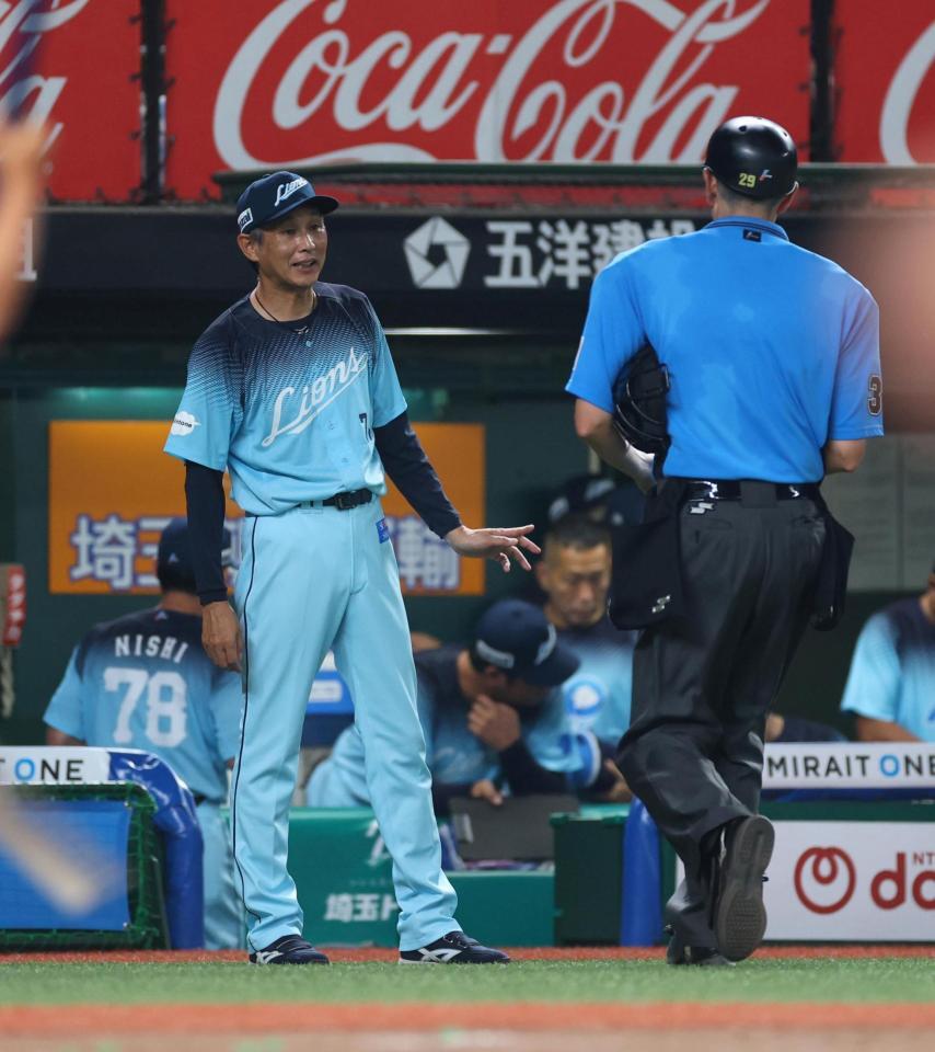 選手の交代を告げる西口監督（左）＝撮影・石井剣太郎