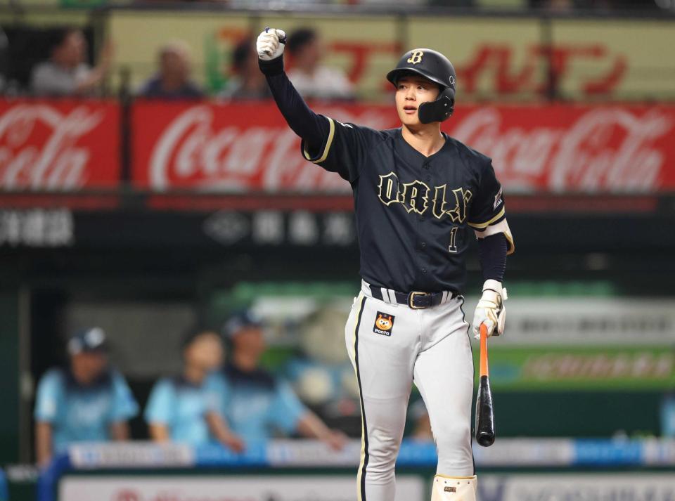 　１１回、勝ち越し本塁打を放った太田はベンチに向かってガッツポーズ（撮影・石井剣太郎）