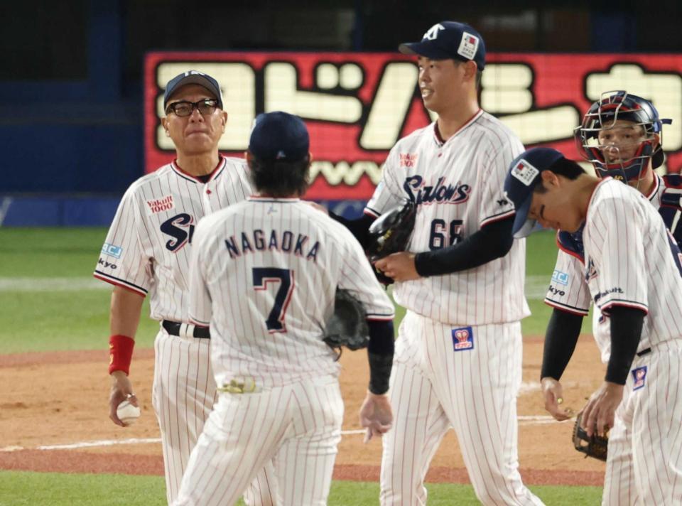 　７回マウンドで厳しい表情の池山監督