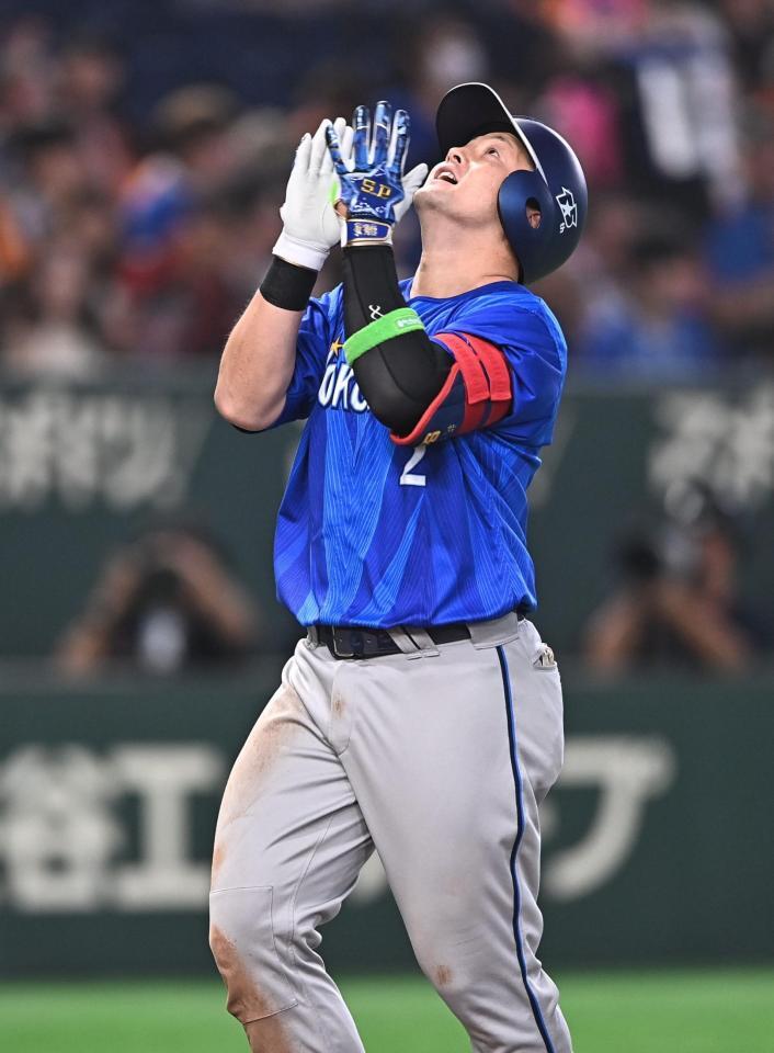 ３回、左越えソロを放ち天を仰ぐ牧（撮影・開出牧）