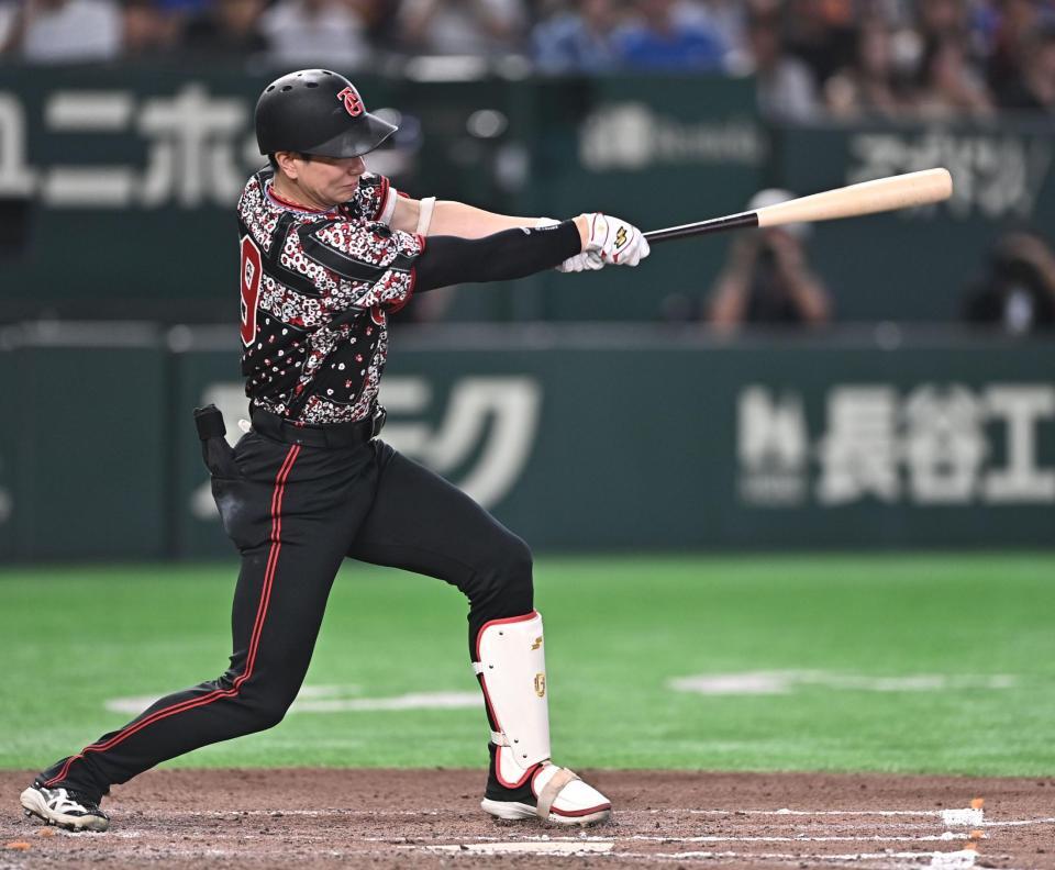 ６回、中前適時打を放つ松本（撮影・開出牧）