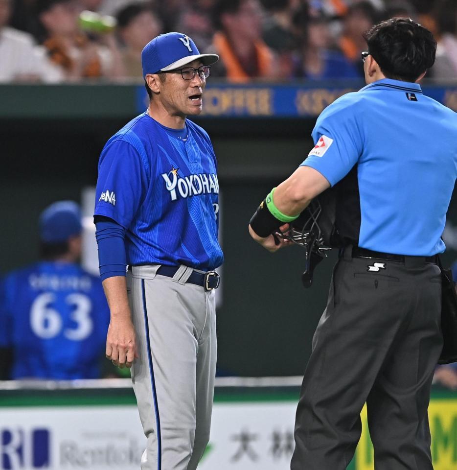 ８回、投手交代を告げる相川監督（左）＝撮影・開出牧