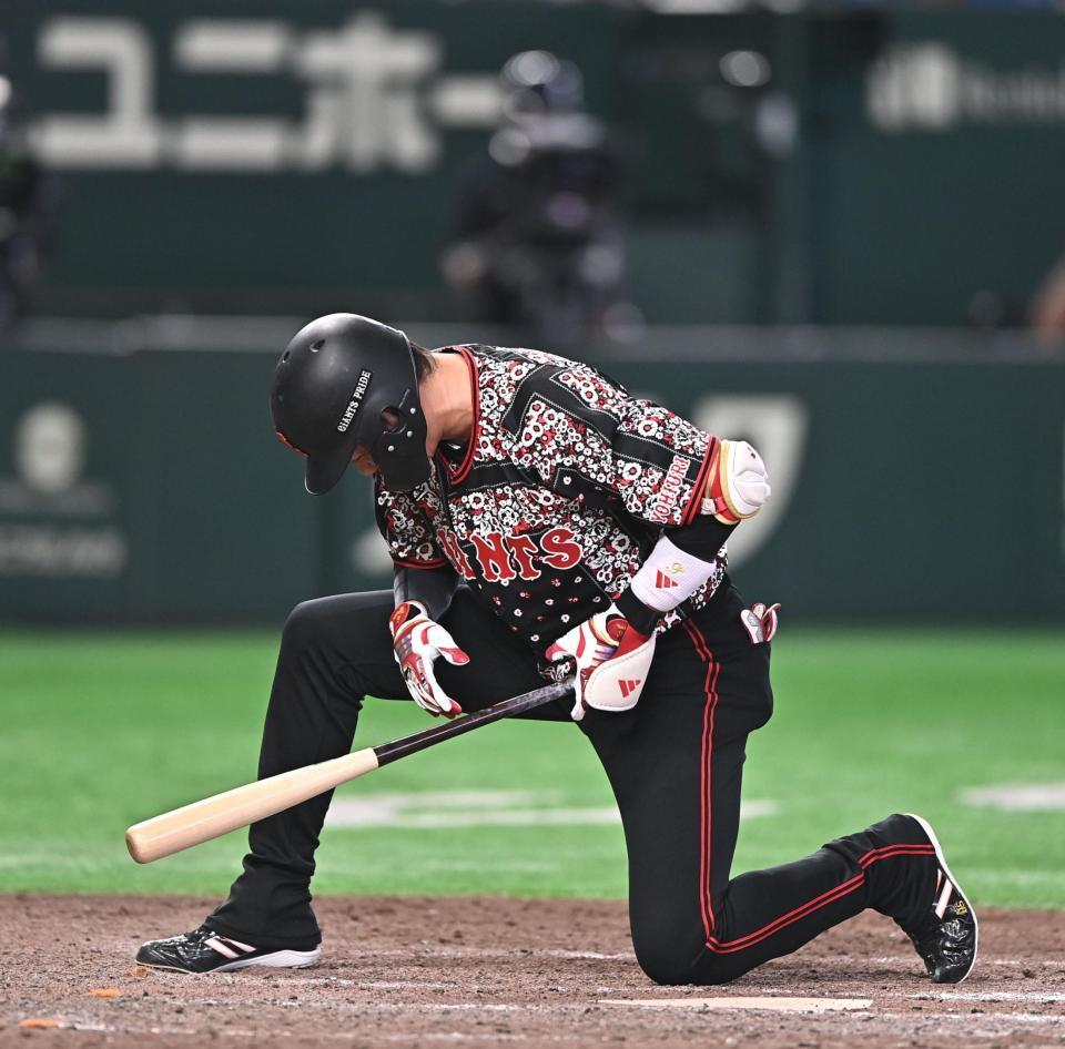 ８回、空振り三振に倒れた代打・坂本勇（撮影・開出牧）