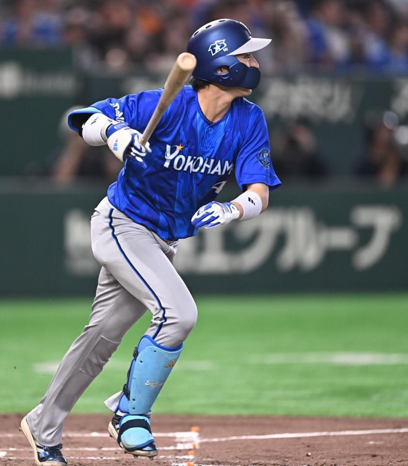 ３回、中前２点適時打を放つ度会（撮影・開出牧）