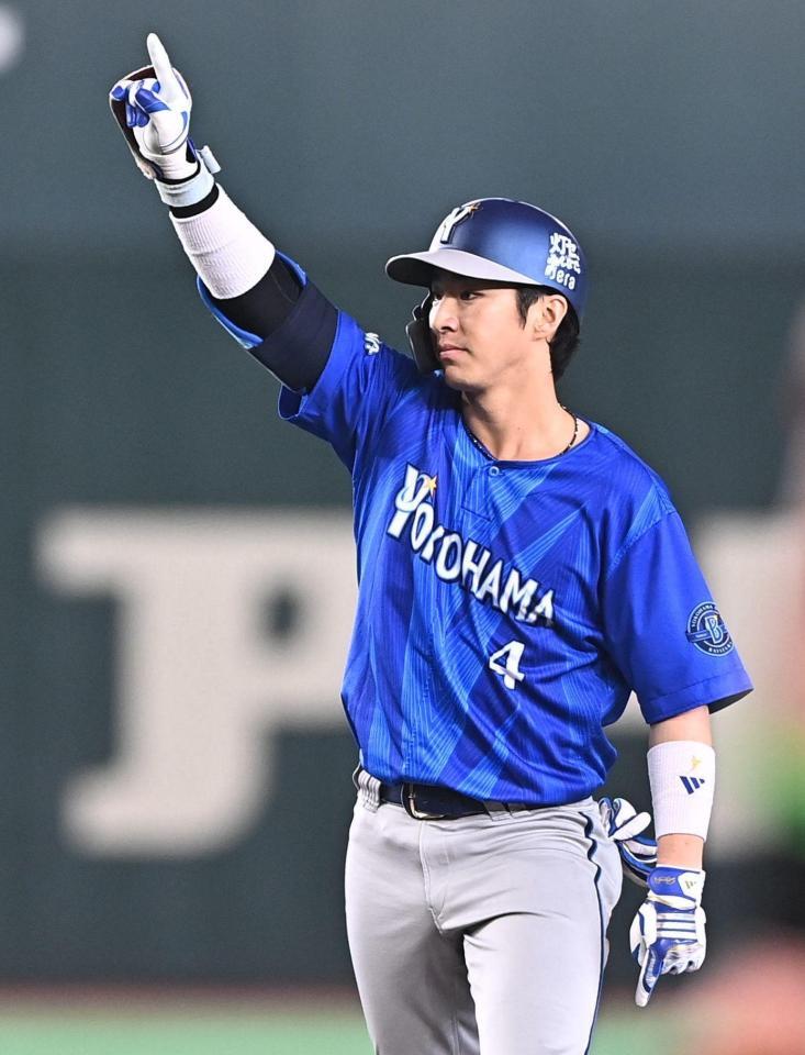 ３回、中前２点適時打を放ちポーズを決める度会（撮影・開出牧）