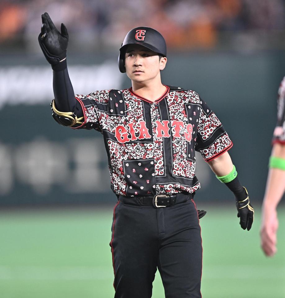 ６回、左前２点適時打を放ちポーズを決める泉口（撮影・開出牧）