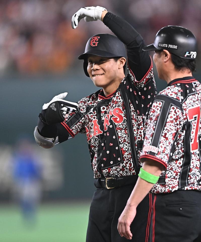 ６回、左前２点適時打を放ちポーズを決める佐々木（撮影・開出牧）