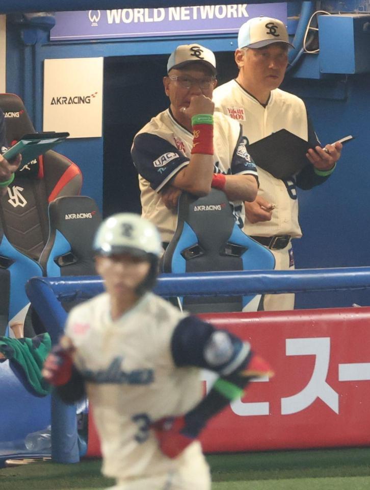 ベンチで厳しい表情の池山監督（撮影・金田祐二）