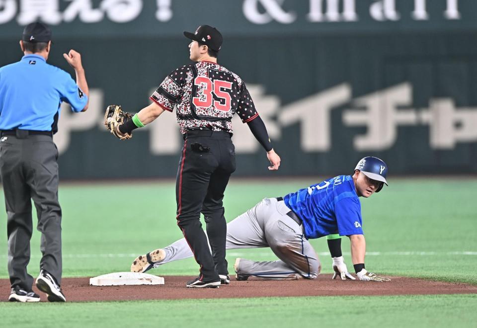 １回、二盗に失敗した牧（右）。遊撃手・泉口（撮影・開出牧）