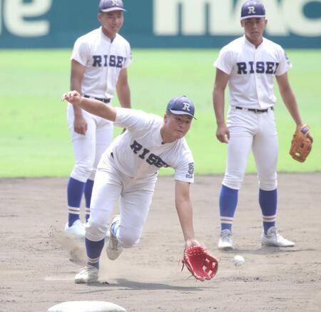　守備練習をする履正社・辻（手前）ら（撮影・坂部計介）