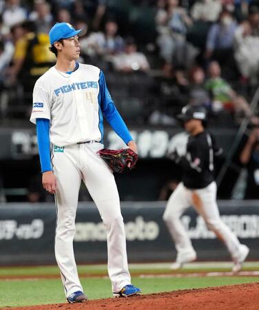 　９回、佐藤（奥）に決勝２ランを浴びた福島。４敗目を喫した