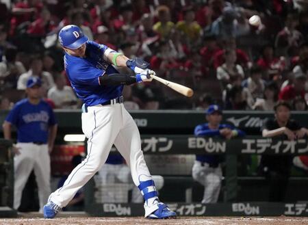 　５回、細川が右中間にこの試合２本目の本塁打を放つ
