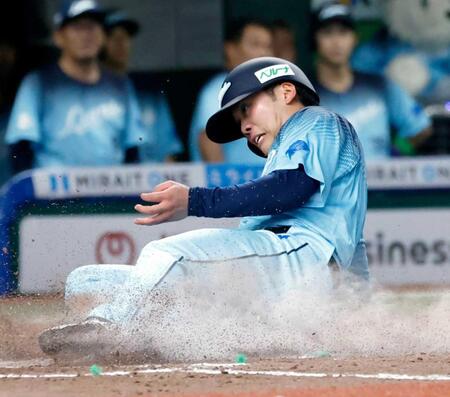 　７回、林安可の左中間二塁打で生還する一走蛭間