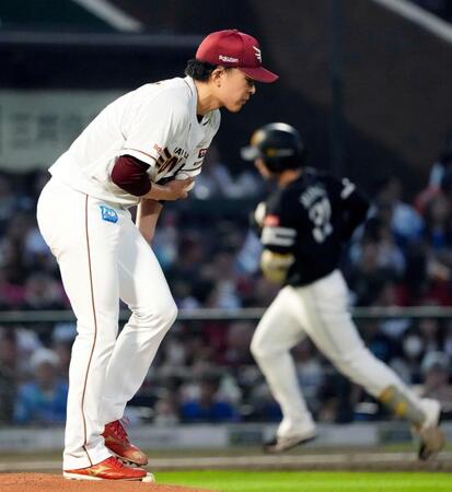 ３回、ソフトバンク・正木（奥）に先制２ランを浴びた楽天・早川