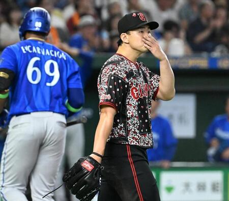 ６回、エンカーナシオン（左）に勝ち越しの左犠飛を打たれた先発の小笠原