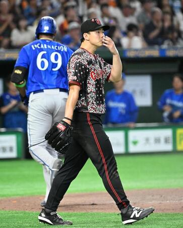 ６回、エンカーナシオン（左）に勝ち越しの左犠飛を打たれた先発の小笠原