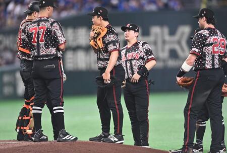 ６回、牧に左越え二塁打を打たれ汗を拭う小笠原（中央）＝撮影・開出牧