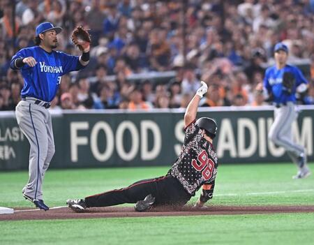 ５回、右越え三塁打を放ち滑り込む小笠原（右）。三塁手・宮崎（撮影・開出牧）