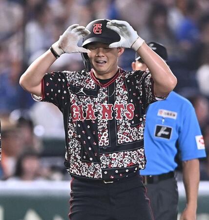 ５回、右越え三塁打を放ちポーズを決める小笠原（撮影・開出牧）