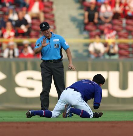 １回、大盛のフライを追いかけ、水口塁審と交錯した樋口（右）＝撮影・北村雅宏
