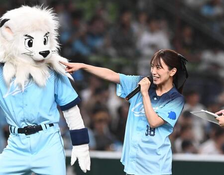 ホームベースに向かって指さすｍｉｗａ（撮影・園田高夫）